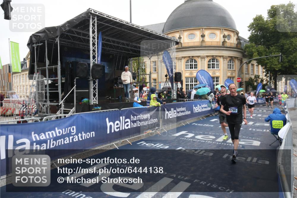30.06.2024 - hella hamburg halbmarathon Michael Strokosch http://msf.ph/oto/6444138 30.06.2024 12:23:44 Ziel 3795, 7520, 7840, 10852 meine-sportfotos.de