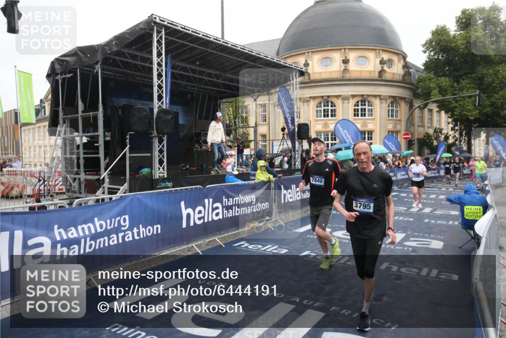 30.06.2024 - hella hamburg halbmarathon Michael Strokosch http://msf.ph/oto/6444191 30.06.2024 12:23:45 Ziel 3795, 7520, 7840, 10852 meine-sportfotos.de