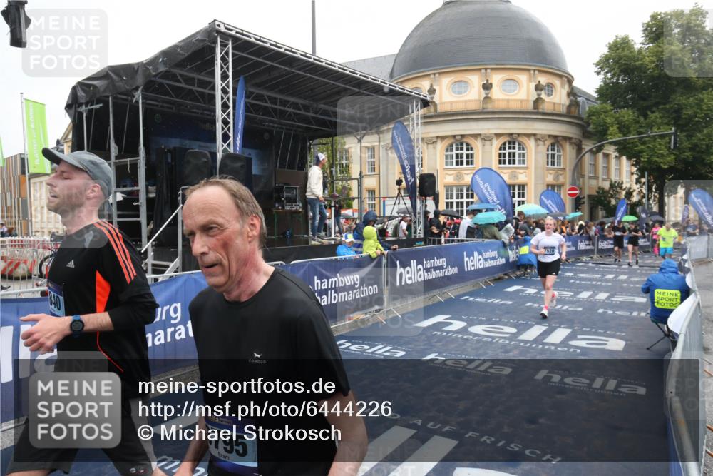 30.06.2024 - hella hamburg halbmarathon Michael Strokosch http://msf.ph/oto/6444226 30.06.2024 12:23:46 Ziel 3795, 7520, 7840 meine-sportfotos.de