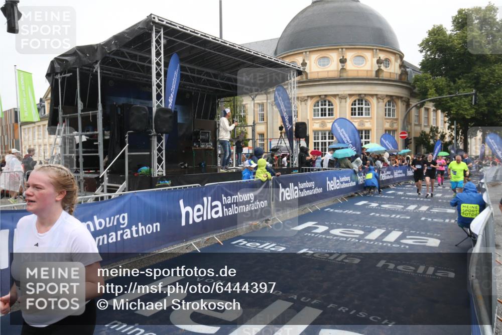 30.06.2024 - hella hamburg halbmarathon Michael Strokosch http://msf.ph/oto/6444397 30.06.2024 12:23:49 Ziel 1466, 5525, 5526, 7520 meine-sportfotos.de