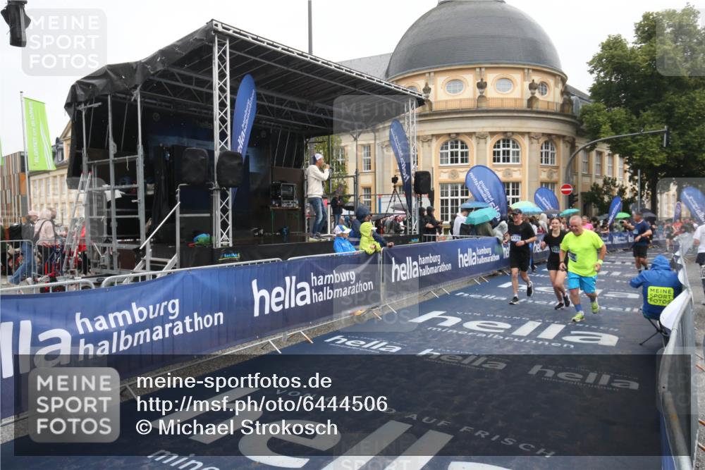 30.06.2024 - hella hamburg halbmarathon Michael Strokosch http://msf.ph/oto/6444506 30.06.2024 12:23:52 Ziel 1466, 4701, 4702, 5525, 5526 meine-sportfotos.de