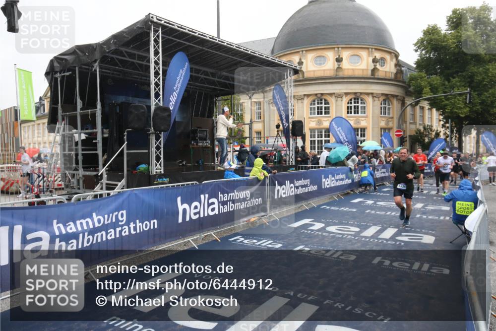30.06.2024 - hella hamburg halbmarathon Michael Strokosch http://msf.ph/oto/6444912 30.06.2024 12:24:00 Ziel 3643, 4339, 4701, 4702, 5516, 5517, 8432 meine-sportfotos.de