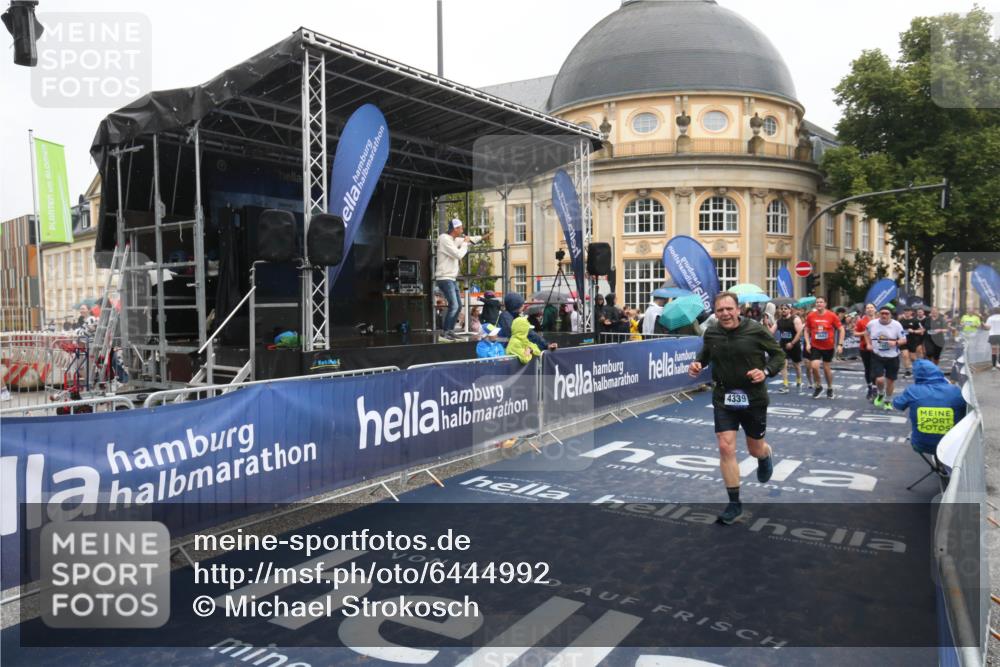 30.06.2024 - hella hamburg halbmarathon Michael Strokosch http://msf.ph/oto/6444992 30.06.2024 12:24:01 Ziel 3643, 4339, 5516, 5517, 8432 meine-sportfotos.de