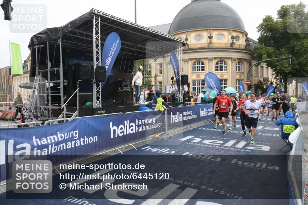 30.06.2024 - hella hamburg halbmarathon Michael Strokosch http://msf.ph/oto/6445120 30.06.2024 12:24:03 Ziel 3643, 3992, 4339, 5516, 5517, 5668, 8432, 8913, 12098 meine-sportfotos.de