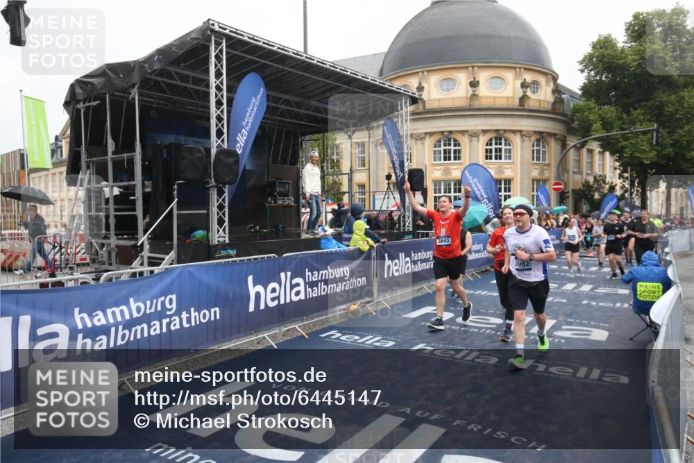 30.06.2024 - hella hamburg halbmarathon Michael Strokosch http://msf.ph/oto/6445147 30.06.2024 12:24:04 Ziel 3643, 3992, 4339, 5516, 5517, 5668, 7570, 8432, 8913, 11647, 12098 meine-sportfotos.de