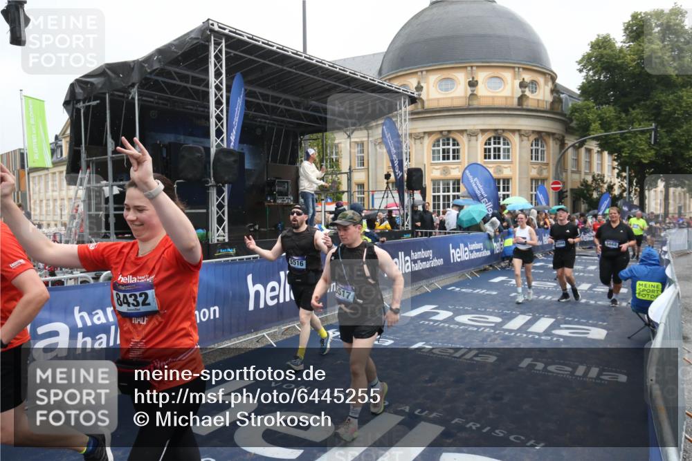 30.06.2024 - hella hamburg halbmarathon Michael Strokosch http://msf.ph/oto/6445255 30.06.2024 12:24:06 Ziel 3643, 3992, 5516, 5517, 5668, 7570, 7983, 8432, 8913, 11647, 12098 meine-sportfotos.de