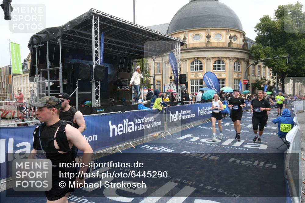 30.06.2024 - hella hamburg halbmarathon Michael Strokosch http://msf.ph/oto/6445290 30.06.2024 12:24:07 Ziel 3643, 3992, 5516, 5517, 5668, 7570, 7983, 8432, 8913, 11647, 12098 meine-sportfotos.de