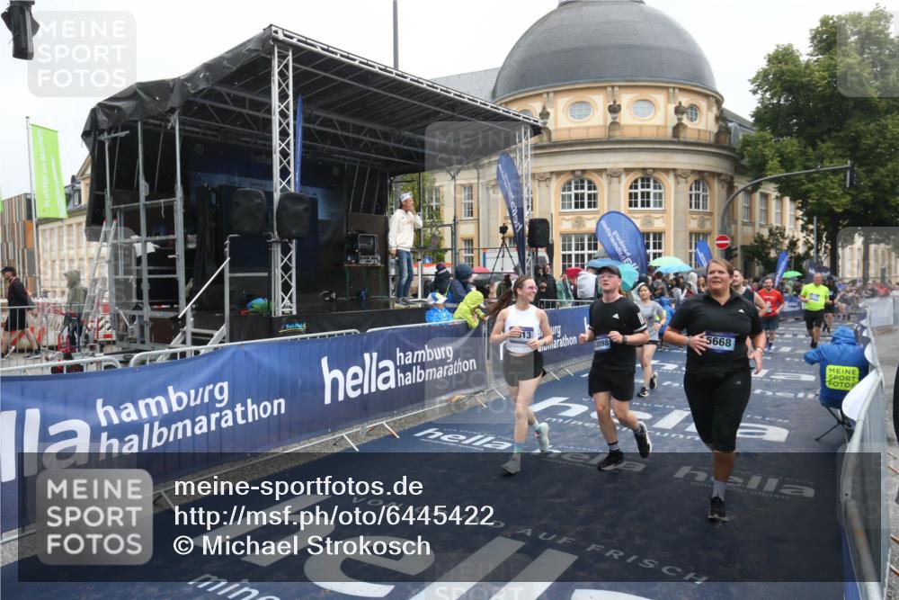 30.06.2024 - hella hamburg halbmarathon Michael Strokosch http://msf.ph/oto/6445422 30.06.2024 12:24:08 Ziel 3643, 3992, 5516, 5517, 5668, 7570, 7983, 8432, 8913, 9783, 11647, 12098 meine-sportfotos.de