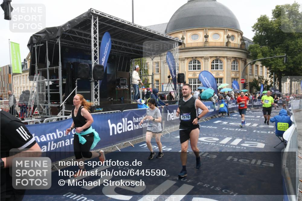 30.06.2024 - hella hamburg halbmarathon Michael Strokosch http://msf.ph/oto/6445590 30.06.2024 12:24:10 Ziel 3992, 5668, 7570, 7983, 8913, 9783, 11647, 12098 meine-sportfotos.de