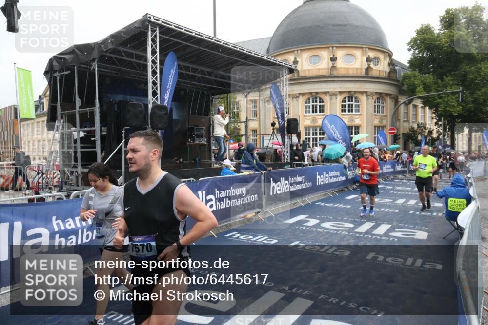 30.06.2024 - hella hamburg halbmarathon Michael Strokosch http://msf.ph/oto/6445617 30.06.2024 12:24:11 Ziel 3992, 5668, 7064, 7570, 7983, 8913, 9783, 11647, 12098 meine-sportfotos.de