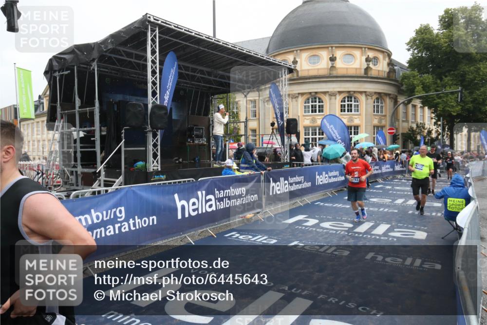 30.06.2024 - hella hamburg halbmarathon Michael Strokosch http://msf.ph/oto/6445643 30.06.2024 12:24:12 Ziel 7064, 7570, 7983, 8913, 9783, 9930, 11647, 12098 meine-sportfotos.de