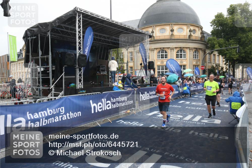 30.06.2024 - hella hamburg halbmarathon Michael Strokosch http://msf.ph/oto/6445721 30.06.2024 12:24:13 Ziel 7064, 7570, 7983, 9783, 9930, 11647 meine-sportfotos.de