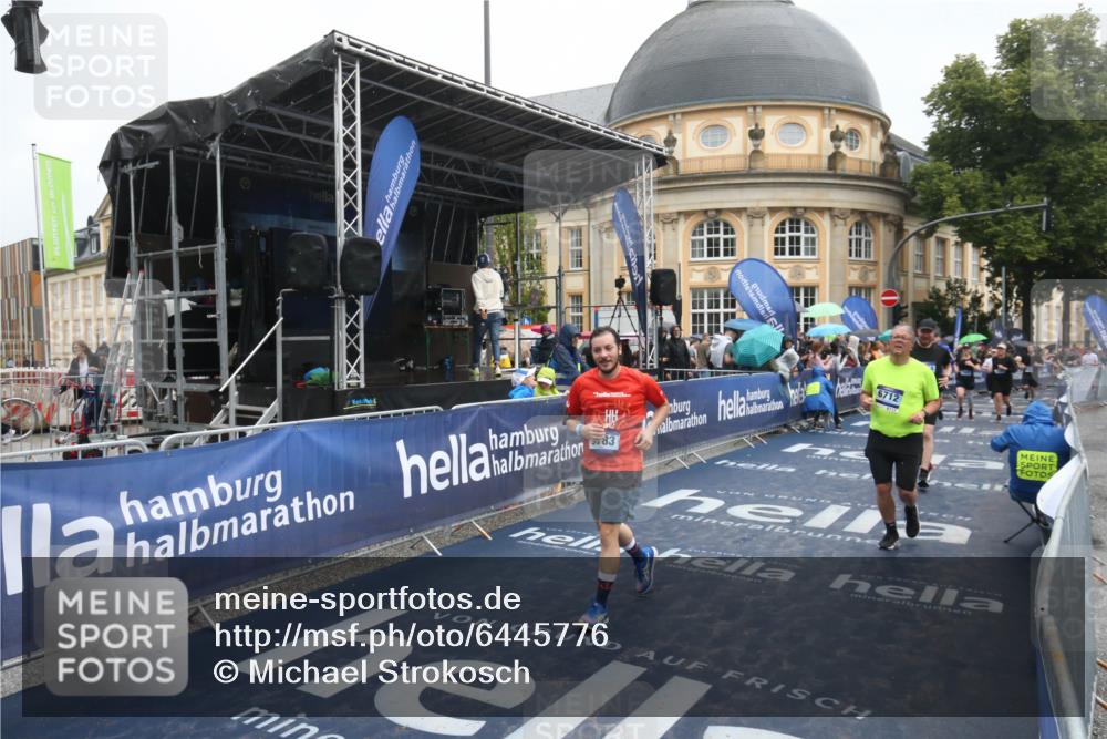 30.06.2024 - hella hamburg halbmarathon Michael Strokosch http://msf.ph/oto/6445776 30.06.2024 12:24:14 Ziel 7064, 7680, 7955, 7983, 9783, 9930 meine-sportfotos.de