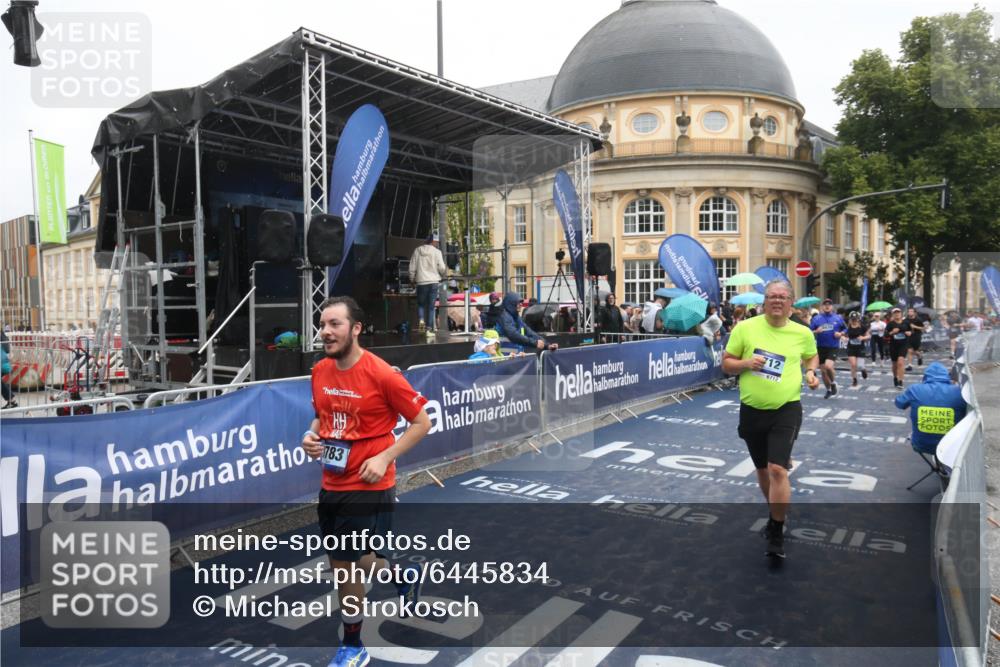 30.06.2024 - hella hamburg halbmarathon Michael Strokosch http://msf.ph/oto/6445834 30.06.2024 12:24:15 Ziel 2630, 3781, 7064, 7680, 7955, 9783, 9930 meine-sportfotos.de