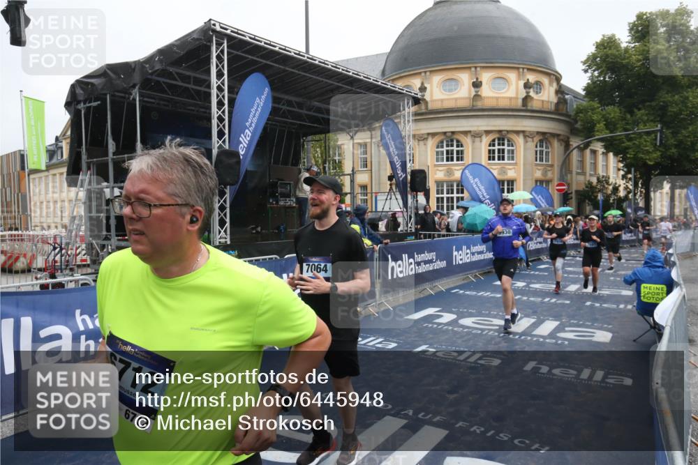 30.06.2024 - hella hamburg halbmarathon Michael Strokosch http://msf.ph/oto/6445948 30.06.2024 12:24:17 Ziel 2630, 3781, 6712, 7064, 7680, 7955, 9783, 9930 meine-sportfotos.de