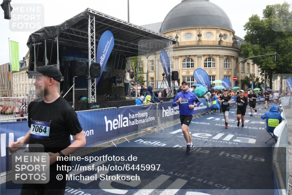 30.06.2024 - hella hamburg halbmarathon Michael Strokosch http://msf.ph/oto/6445997 30.06.2024 12:24:18 Ziel 2630, 3781, 6712, 7064, 7680, 7955, 9930 meine-sportfotos.de