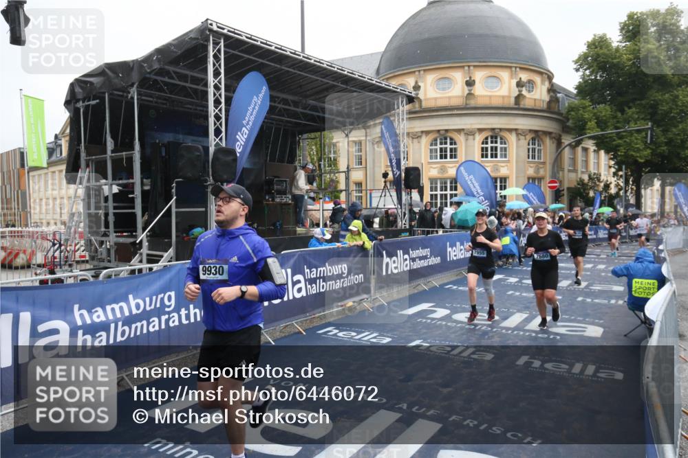 30.06.2024 - hella hamburg halbmarathon Michael Strokosch http://msf.ph/oto/6446072 30.06.2024 12:24:19 Ziel 2630, 3781, 6712, 7064, 7680, 7955, 9930 meine-sportfotos.de
