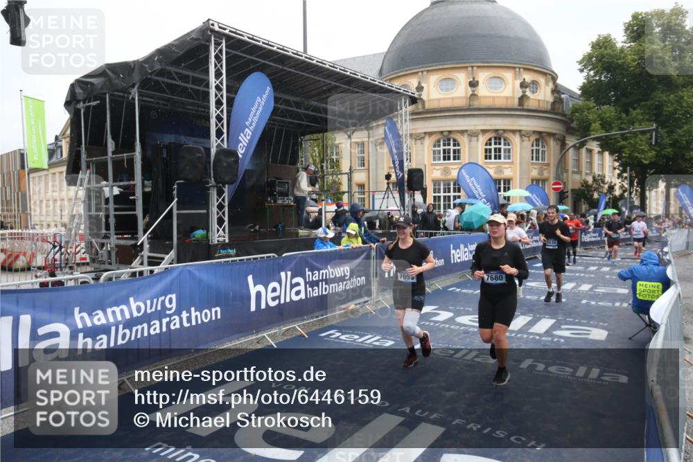 30.06.2024 - hella hamburg halbmarathon Michael Strokosch http://msf.ph/oto/6446159 30.06.2024 12:24:20 Ziel 2630, 3781, 6712, 7064, 7680, 7955, 9098, 9930, 10182 meine-sportfotos.de