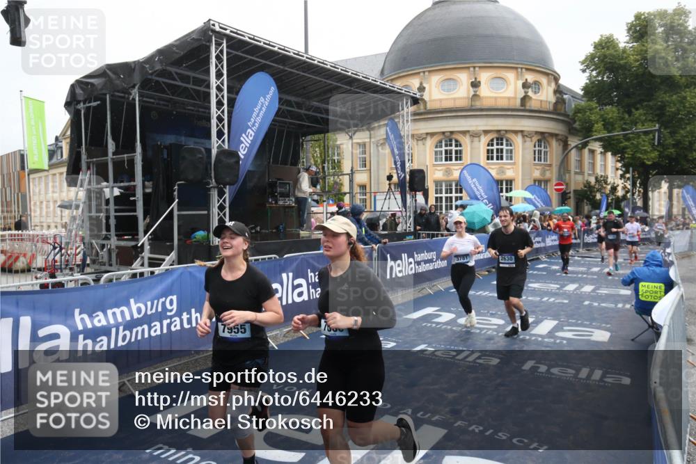 30.06.2024 - hella hamburg halbmarathon Michael Strokosch http://msf.ph/oto/6446233 30.06.2024 12:24:21 Ziel 2630, 3781, 6712, 7680, 7955, 9098, 9930, 10182 meine-sportfotos.de