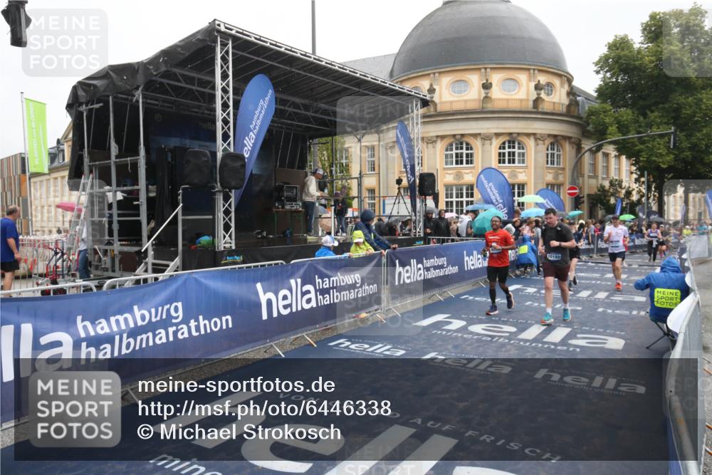 30.06.2024 - hella hamburg halbmarathon Michael Strokosch http://msf.ph/oto/6446338 30.06.2024 12:24:24 Ziel 2630, 3101, 3349, 3675, 3781, 4655, 6712, 9098, 10182 meine-sportfotos.de