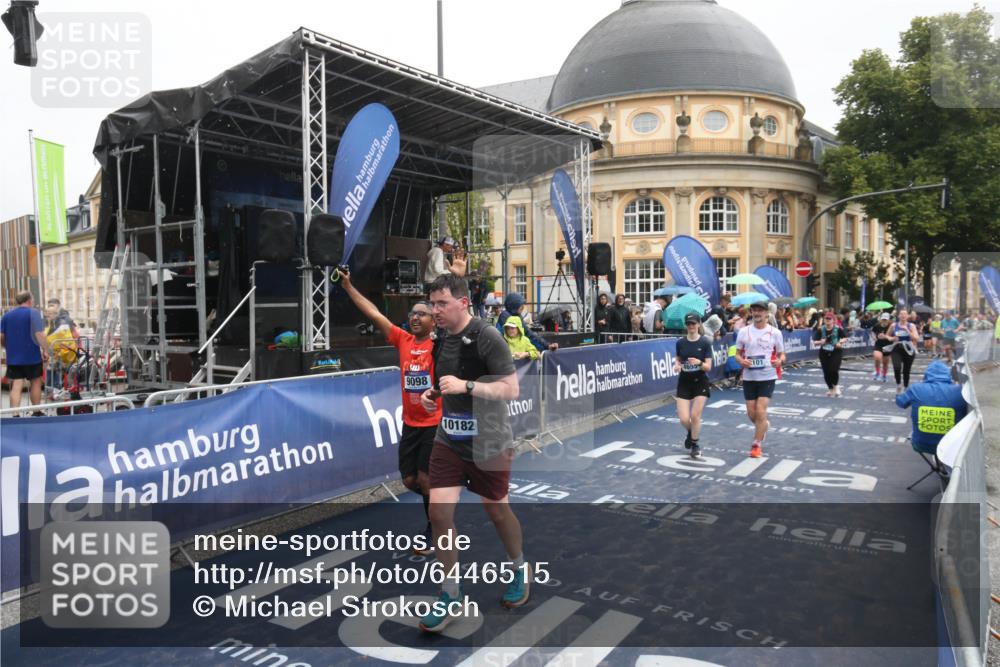 30.06.2024 - hella hamburg halbmarathon Michael Strokosch http://msf.ph/oto/6446515 30.06.2024 12:24:26 Ziel 3101, 3349, 3675, 4655, 4941, 9098, 10182 meine-sportfotos.de