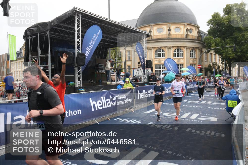 30.06.2024 - hella hamburg halbmarathon Michael Strokosch http://msf.ph/oto/6446581 30.06.2024 12:24:27 Ziel 3101, 3349, 3675, 4655, 4941, 9098, 10012, 10182 meine-sportfotos.de