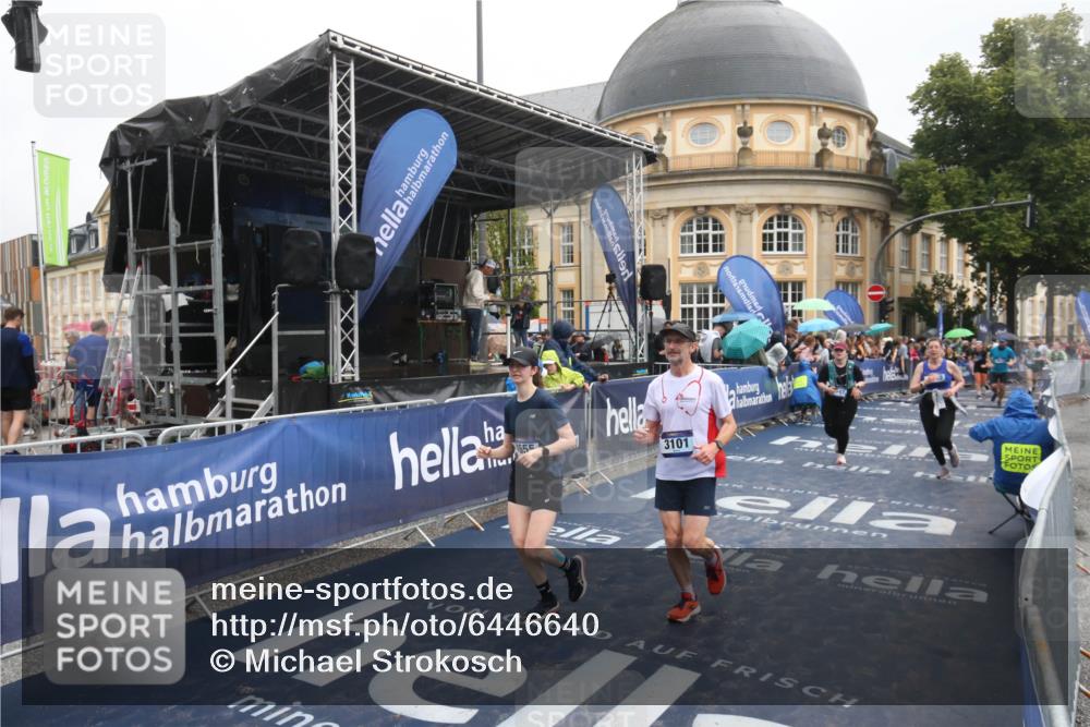 30.06.2024 - hella hamburg halbmarathon Michael Strokosch http://msf.ph/oto/6446640 30.06.2024 12:24:28 Ziel 3101, 3349, 3675, 4655, 4941, 8614, 9098, 10012, 10182 meine-sportfotos.de