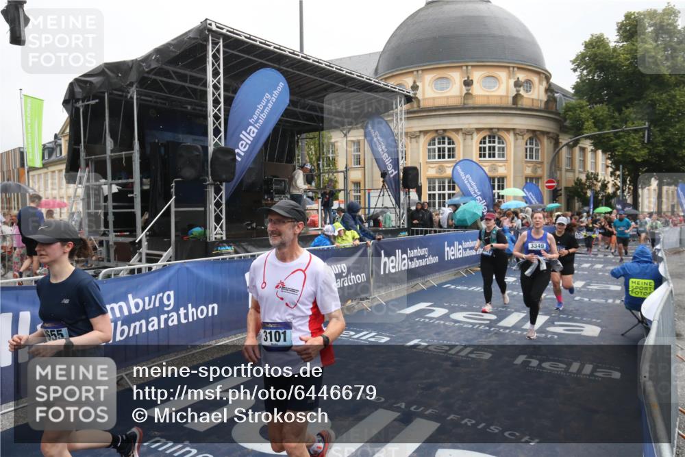 30.06.2024 - hella hamburg halbmarathon Michael Strokosch http://msf.ph/oto/6446679 30.06.2024 12:24:29 Ziel 3101, 3349, 3675, 4655, 4941, 5173, 8036, 8614, 9098, 10012, 10182 meine-sportfotos.de