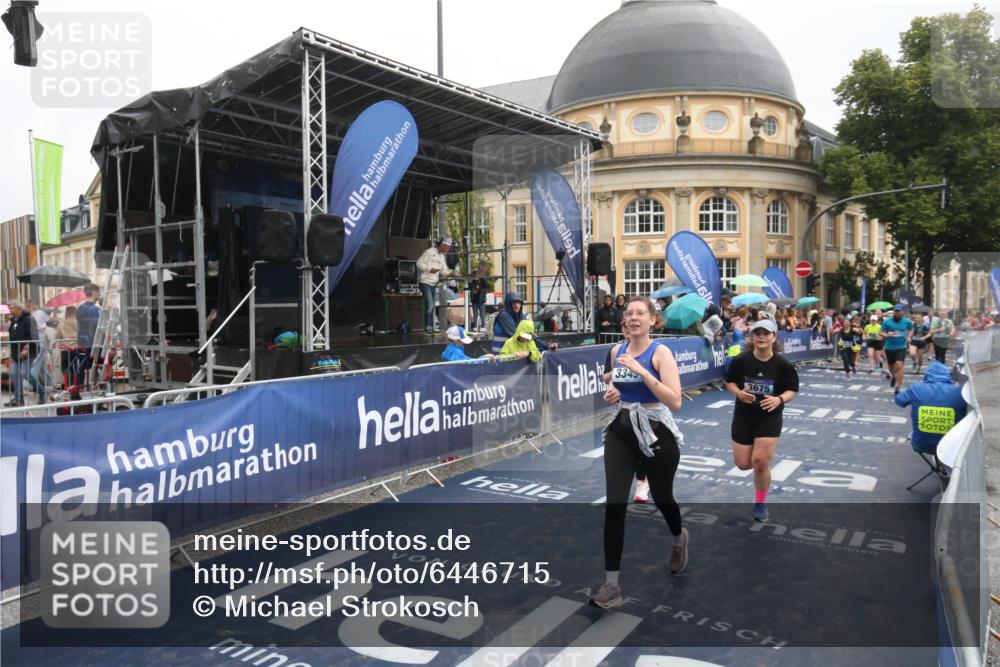 30.06.2024 - hella hamburg halbmarathon Michael Strokosch http://msf.ph/oto/6446715 30.06.2024 12:24:30 Ziel 3101, 3349, 3675, 4655, 4941, 5173, 5273, 7585, 8036, 8614, 10012 meine-sportfotos.de