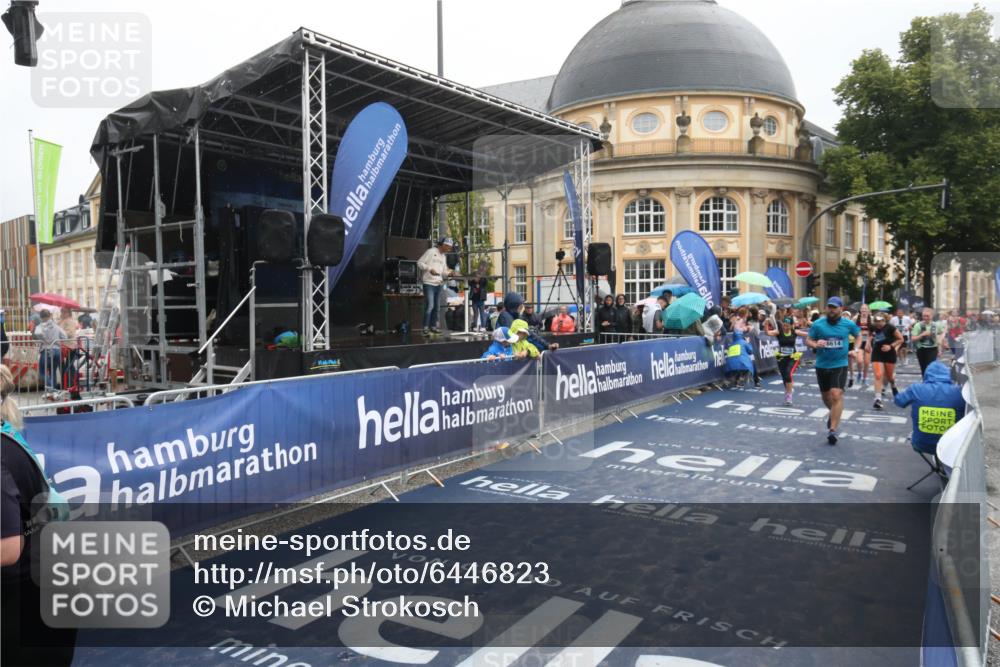 30.06.2024 - hella hamburg halbmarathon Michael Strokosch http://msf.ph/oto/6446823 30.06.2024 12:24:32 Ziel 3349, 3675, 4941, 5173, 5273, 7585, 8036, 8614, 9882, 10012, 10863 meine-sportfotos.de