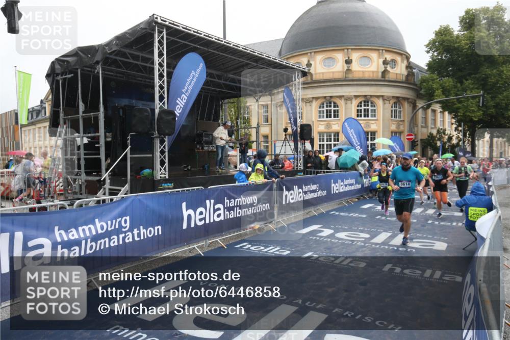 30.06.2024 - hella hamburg halbmarathon Michael Strokosch http://msf.ph/oto/6446858 30.06.2024 12:24:33 Ziel 3675, 4941, 5173, 5273, 7585, 8036, 8614, 9882, 10012, 10863 meine-sportfotos.de
