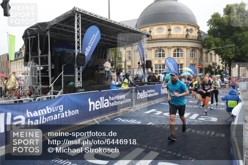 30.06.2024 - hella hamburg halbmarathon Michael Strokosch http://msf.ph/oto/6446918 30.06.2024 12:24:34 Ziel 4941, 5173, 5273, 7585, 8036, 8614, 9882, 10012, 10863, 13125 meine-sportfotos.de