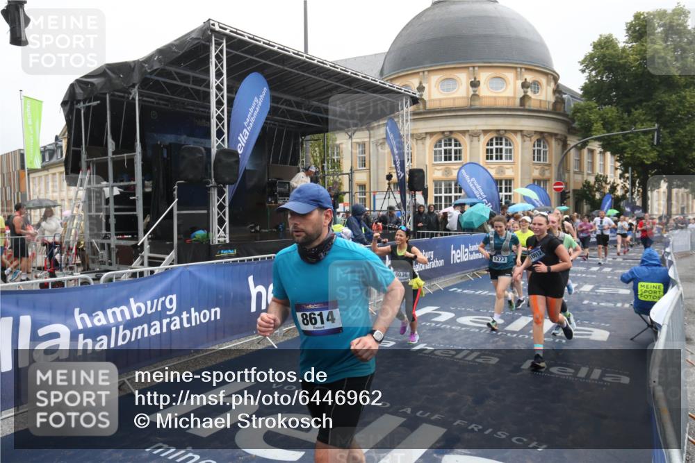 30.06.2024 - hella hamburg halbmarathon Michael Strokosch http://msf.ph/oto/6446962 30.06.2024 12:24:35 Ziel 809, 4074, 5173, 5273, 7585, 7815, 8036, 8614, 9882, 10012, 10863, 13125 meine-sportfotos.de
