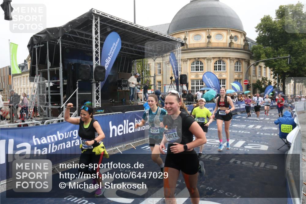 30.06.2024 - hella hamburg halbmarathon Michael Strokosch http://msf.ph/oto/6447029 30.06.2024 12:24:36 Ziel 809, 4074, 5173, 5273, 7585, 7815, 8036, 8614, 9882, 10012, 10863, 13125 meine-sportfotos.de