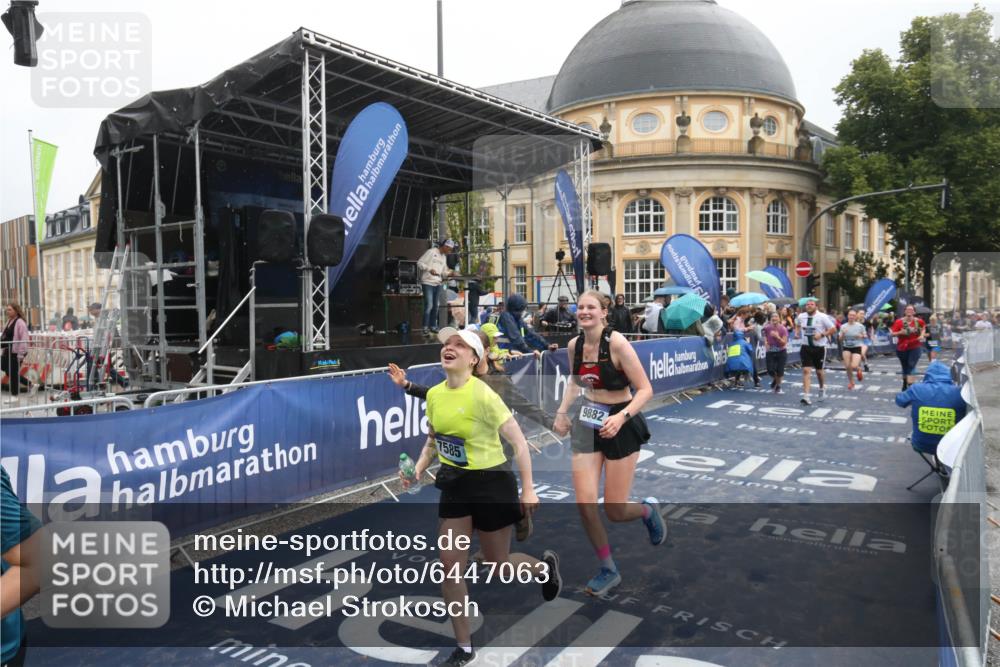 30.06.2024 - hella hamburg halbmarathon Michael Strokosch http://msf.ph/oto/6447063 30.06.2024 12:24:37 Ziel 809, 4074, 5173, 5273, 7585, 7815, 8036, 8614, 9882, 10863, 13125 meine-sportfotos.de
