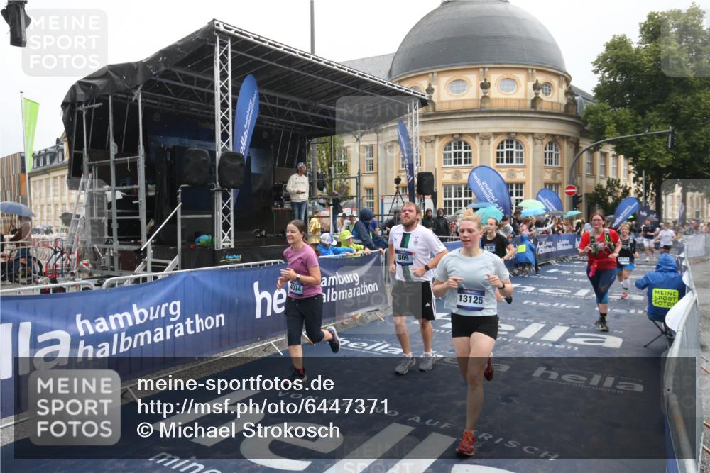 30.06.2024 - hella hamburg halbmarathon Michael Strokosch http://msf.ph/oto/6447371 30.06.2024 12:24:41 Ziel 809, 3728, 4074, 7815, 12274, 13125 meine-sportfotos.de
