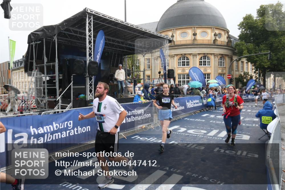 30.06.2024 - hella hamburg halbmarathon Michael Strokosch http://msf.ph/oto/6447412 30.06.2024 12:24:42 Ziel 809, 3728, 4074, 7815, 12274, 13125 meine-sportfotos.de