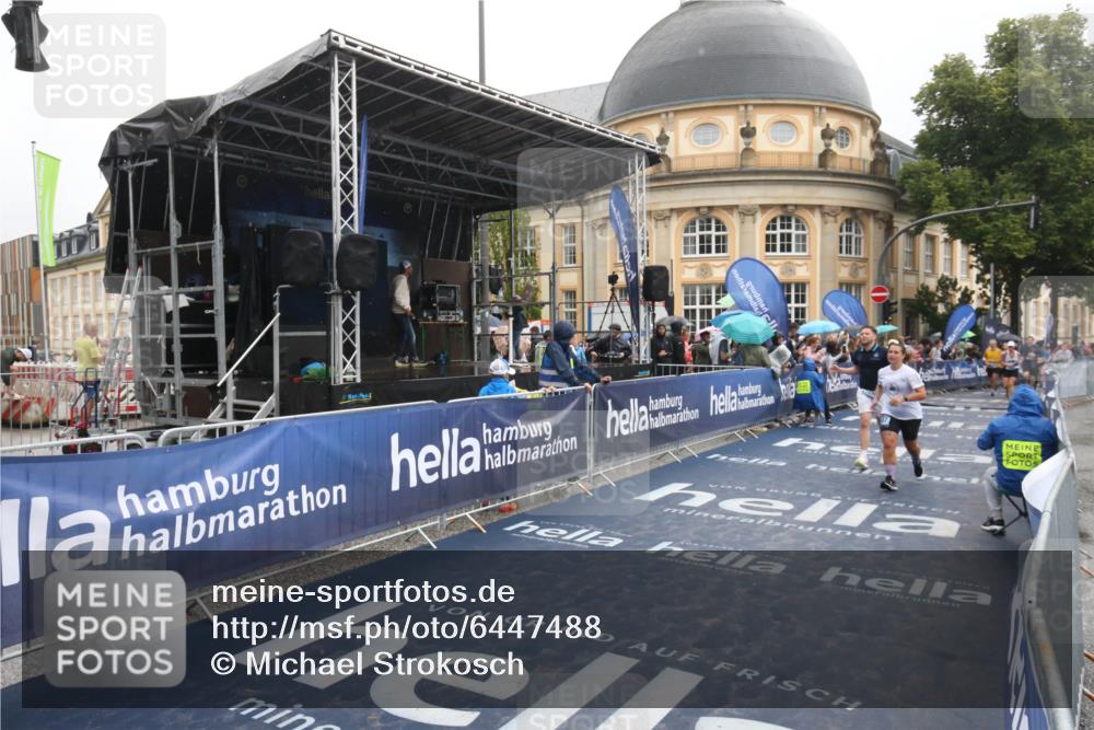 30.06.2024 - hella hamburg halbmarathon Michael Strokosch http://msf.ph/oto/6447488 30.06.2024 12:24:47 Ziel 2507, 3728, 11890, 12274 meine-sportfotos.de
