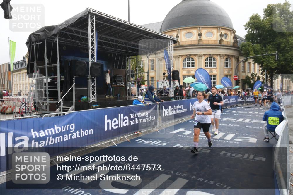 30.06.2024 - hella hamburg halbmarathon Michael Strokosch http://msf.ph/oto/6447573 30.06.2024 12:24:49 Ziel 2507, 6036, 6037, 11890 meine-sportfotos.de