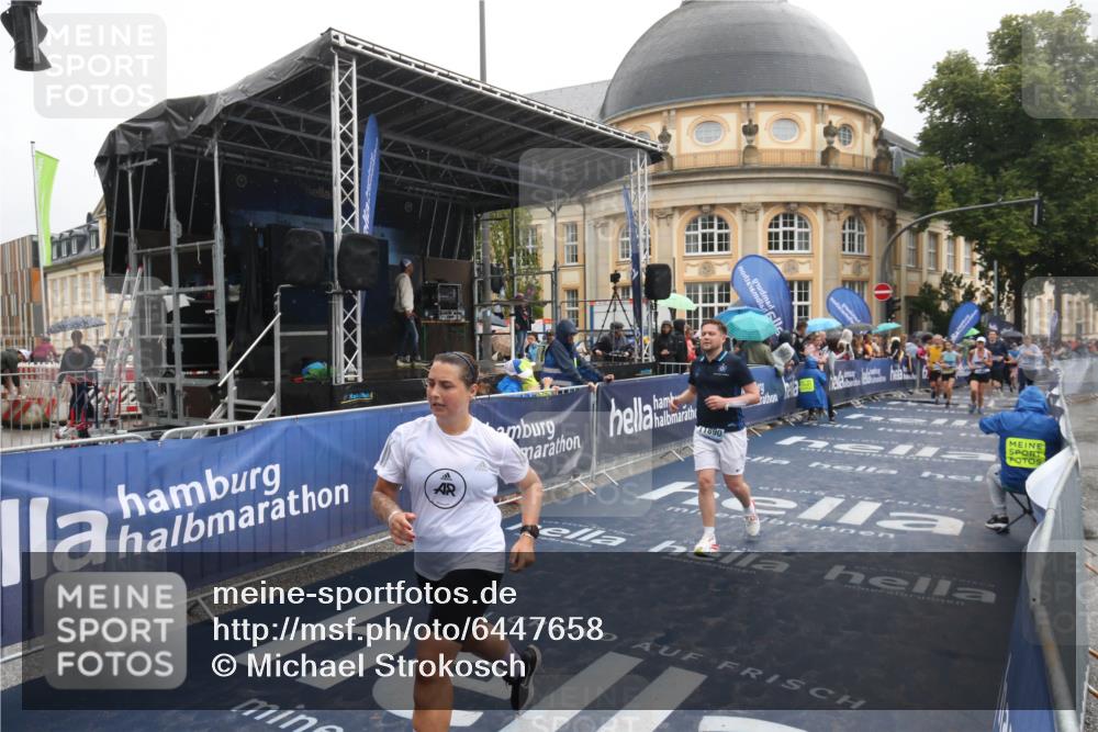 30.06.2024 - hella hamburg halbmarathon Michael Strokosch http://msf.ph/oto/6447658 30.06.2024 12:24:50 Ziel 2507, 3788, 3790, 6036, 6037, 11890 meine-sportfotos.de