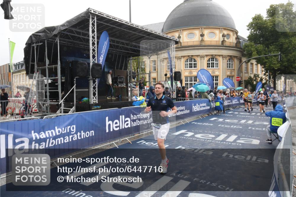 30.06.2024 - hella hamburg halbmarathon Michael Strokosch http://msf.ph/oto/6447716 30.06.2024 12:24:51 Ziel 1157, 2507, 3788, 3790, 6036, 6037, 11890 meine-sportfotos.de