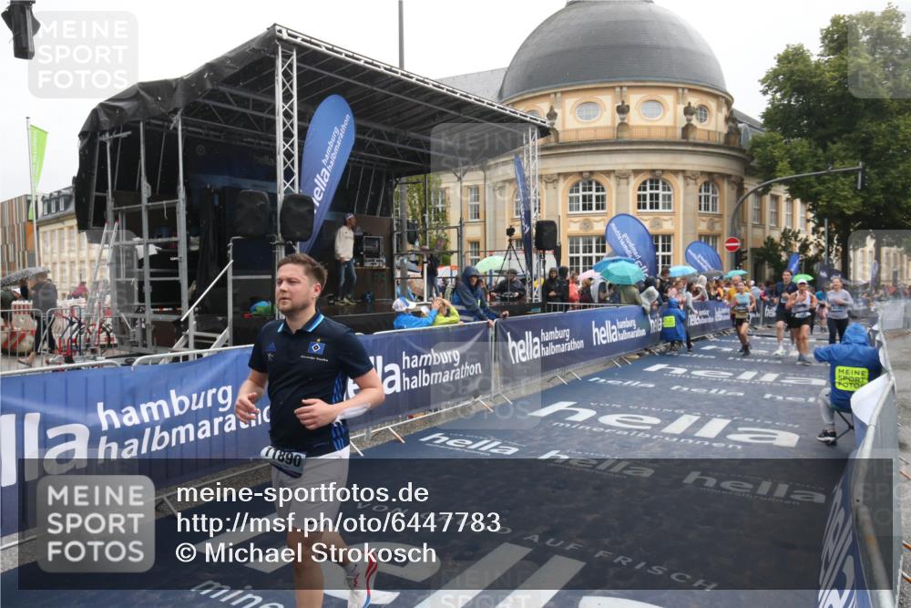 30.06.2024 - hella hamburg halbmarathon Michael Strokosch http://msf.ph/oto/6447783 30.06.2024 12:24:52 Ziel 1157, 2507, 3788, 3790, 6036, 6037, 11890 meine-sportfotos.de