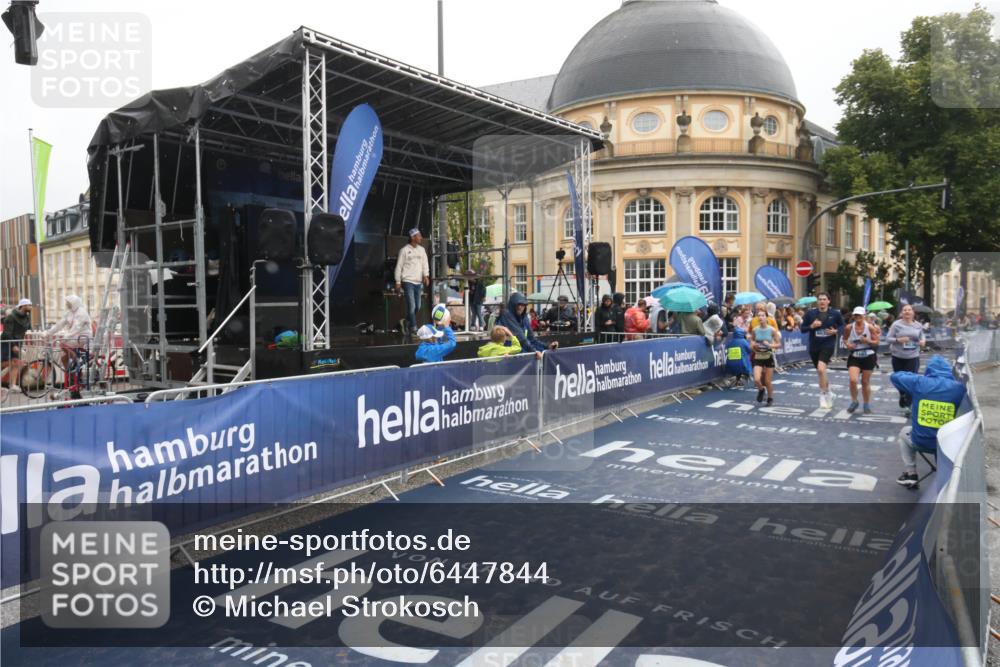30.06.2024 - hella hamburg halbmarathon Michael Strokosch http://msf.ph/oto/6447844 30.06.2024 12:24:53 Ziel 1157, 3788, 3790, 6036, 6037, 11890 meine-sportfotos.de