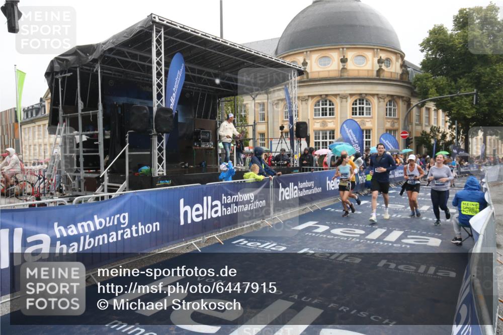 30.06.2024 - hella hamburg halbmarathon Michael Strokosch http://msf.ph/oto/6447915 30.06.2024 12:24:54 Ziel 1157, 3788, 3790, 6036, 6037, 11890 meine-sportfotos.de