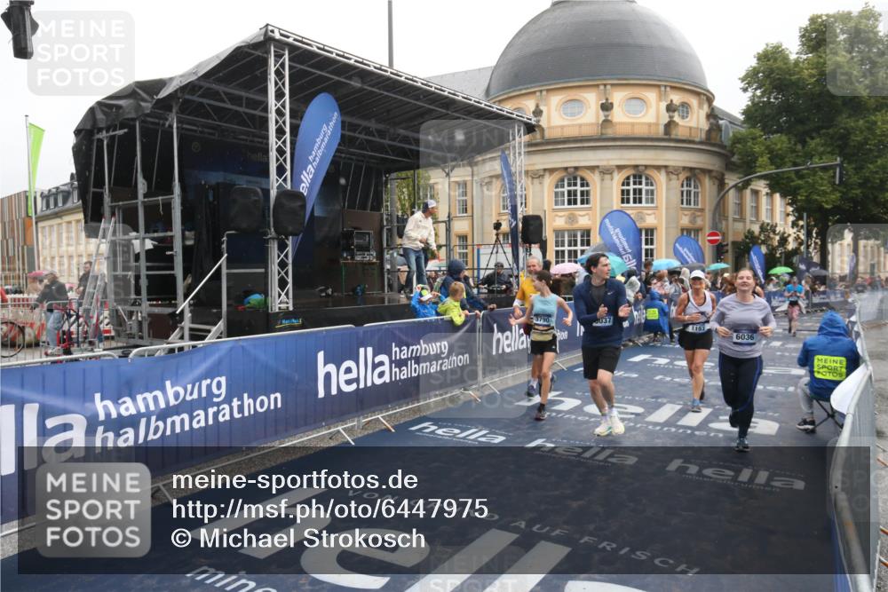 30.06.2024 - hella hamburg halbmarathon Michael Strokosch http://msf.ph/oto/6447975 30.06.2024 12:24:55 Ziel 1157, 3788, 3790, 6036, 6037 meine-sportfotos.de