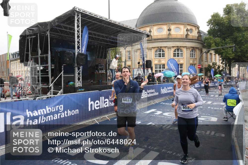30.06.2024 - hella hamburg halbmarathon Michael Strokosch http://msf.ph/oto/6448024 30.06.2024 12:24:56 Ziel 1157, 3721, 3788, 3790, 6036, 6037 meine-sportfotos.de