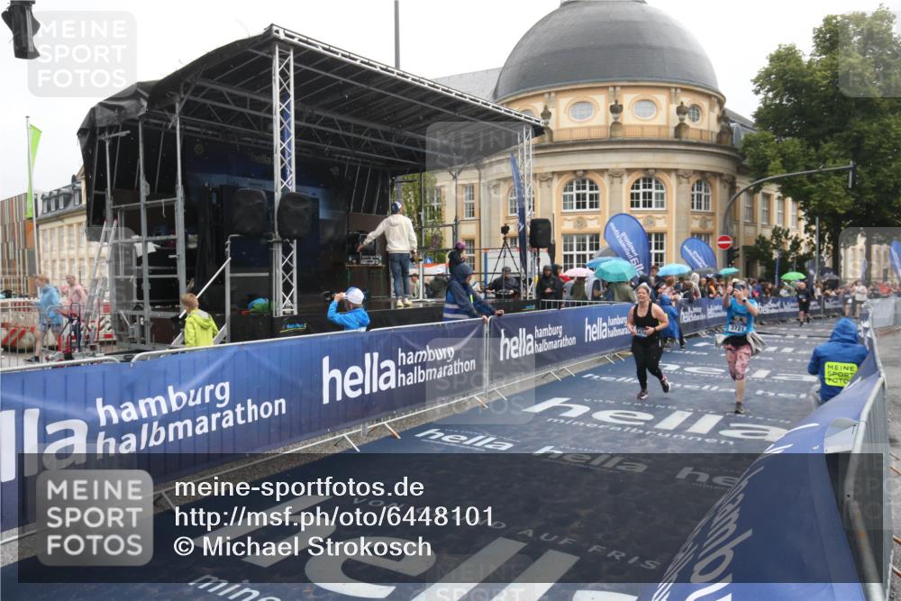30.06.2024 - hella hamburg halbmarathon Michael Strokosch http://msf.ph/oto/6448101 30.06.2024 12:25:00 Ziel 1157, 3721, 5470 meine-sportfotos.de