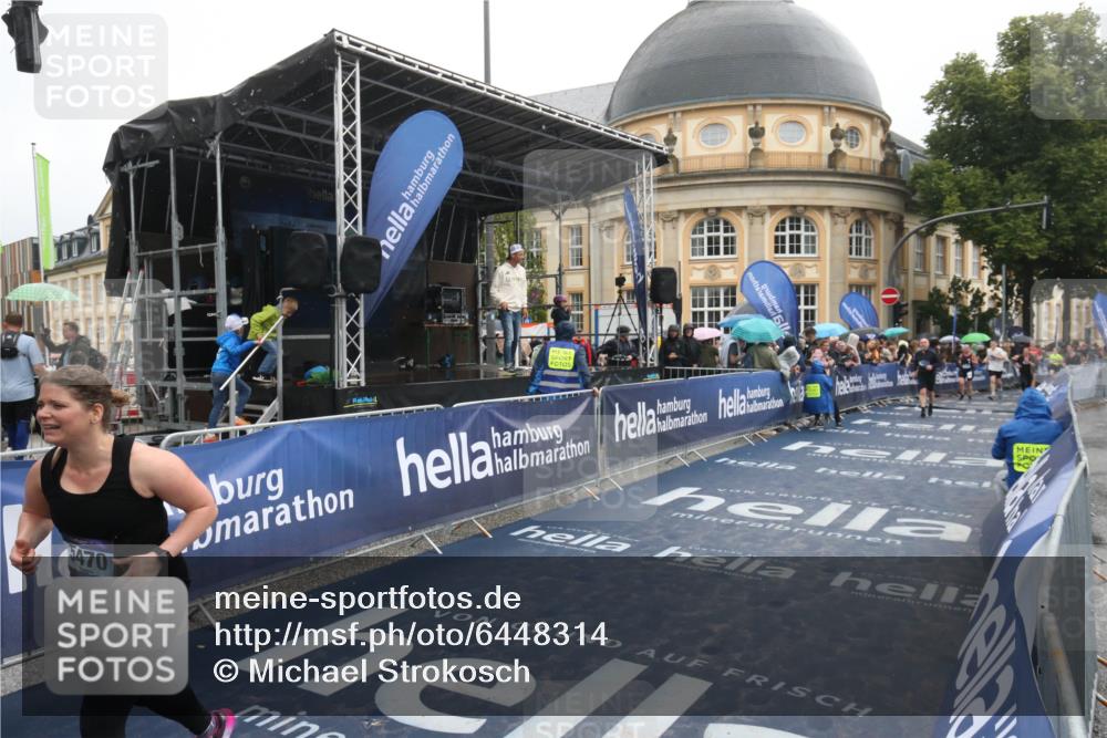 30.06.2024 - hella hamburg halbmarathon Michael Strokosch http://msf.ph/oto/6448314 30.06.2024 12:25:04 Ziel 1892, 3721, 5470 meine-sportfotos.de