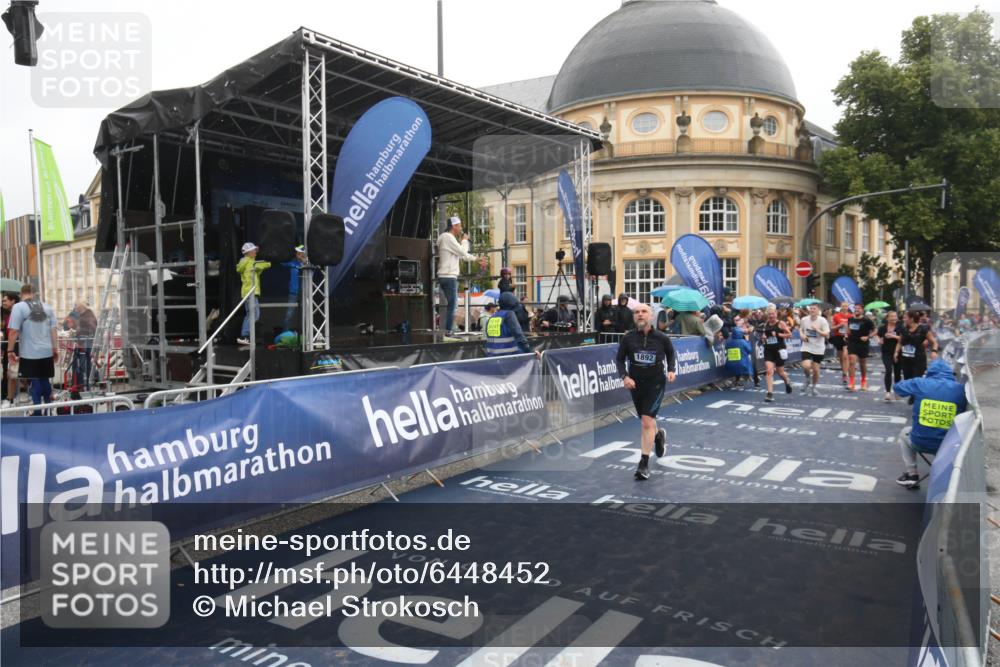 30.06.2024 - hella hamburg halbmarathon Michael Strokosch http://msf.ph/oto/6448452 30.06.2024 12:25:09 Ziel 1892, 1903, 2938, 2939, 3125, 4344, 11607 meine-sportfotos.de