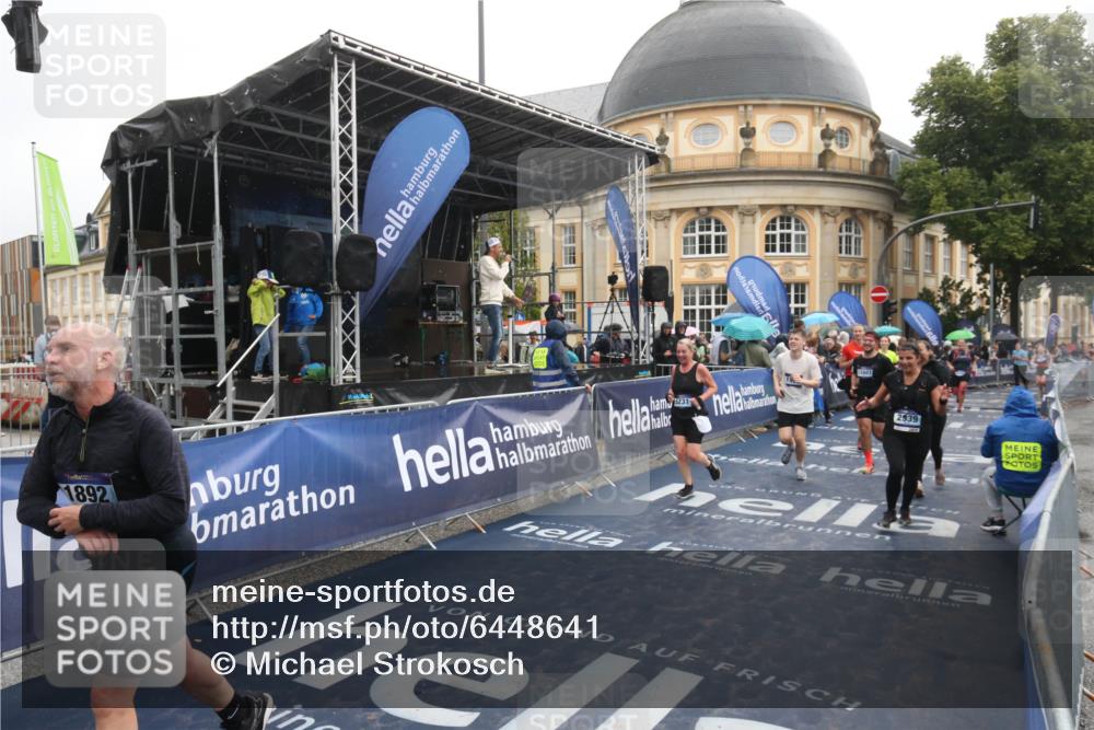 30.06.2024 - hella hamburg halbmarathon Michael Strokosch http://msf.ph/oto/6448641 30.06.2024 12:25:11 Ziel 1892, 1903, 2938, 2939, 3125, 4344, 11607 meine-sportfotos.de